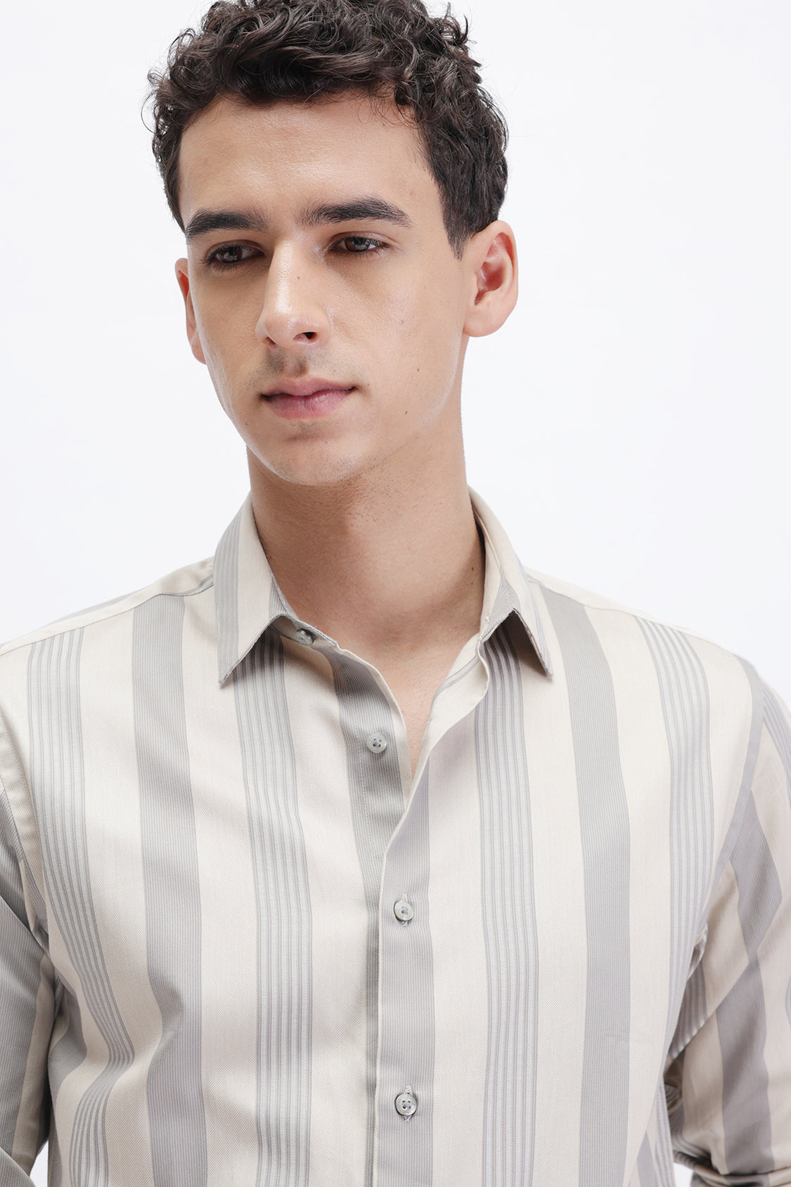 FULL SLEEVES VERTICAL STRIPED SHIRT